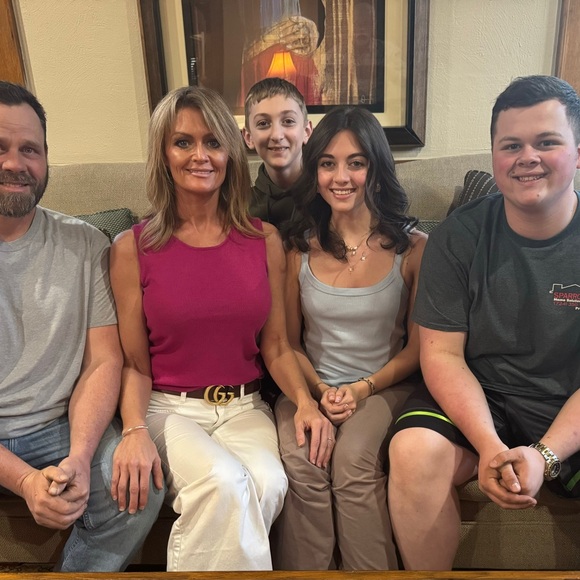 Meet your Posher, Stephanie - Picture 3 of 4